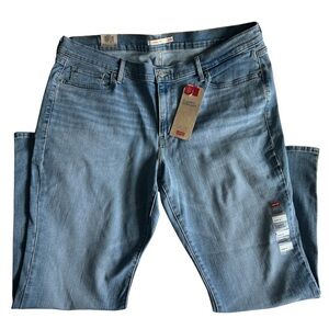 NWT Women’s Levi's Classic Straight 20W Light Blue Jeans
E
